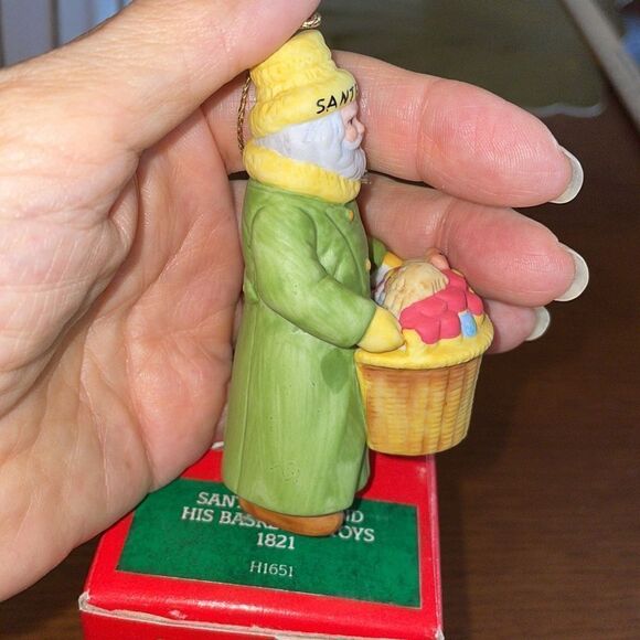 Vtg NWT Tom Tierney “Sante Claus and his Basket of Toys 1821” Christmas ornament - Picture 2 of 8